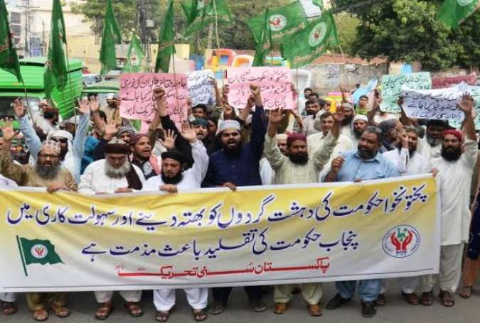 جامعہ حقانیہ کو فنڈنگ کیخلاف سنی تحریک کا لاہور میں احتجاجی مظاہرہ