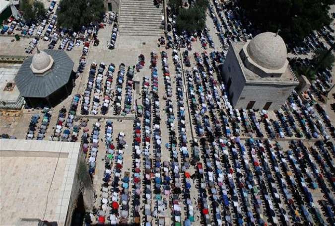 Palestinian Muslim worshippers perform Friday prayer at the al-Aqsa Mosque compound in al-Quds (Jerusalem) on June 17, 2016.