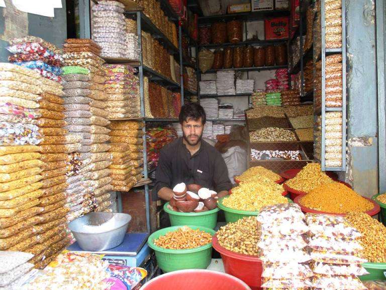 پاراچنار شہر میں عید کی خریداری کی دکانوں کا منظر