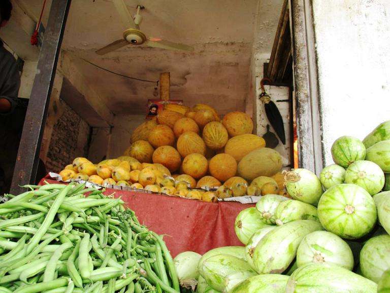 پاراچنار شہر میں عید کی خریداری کی دکانوں کا منظر
