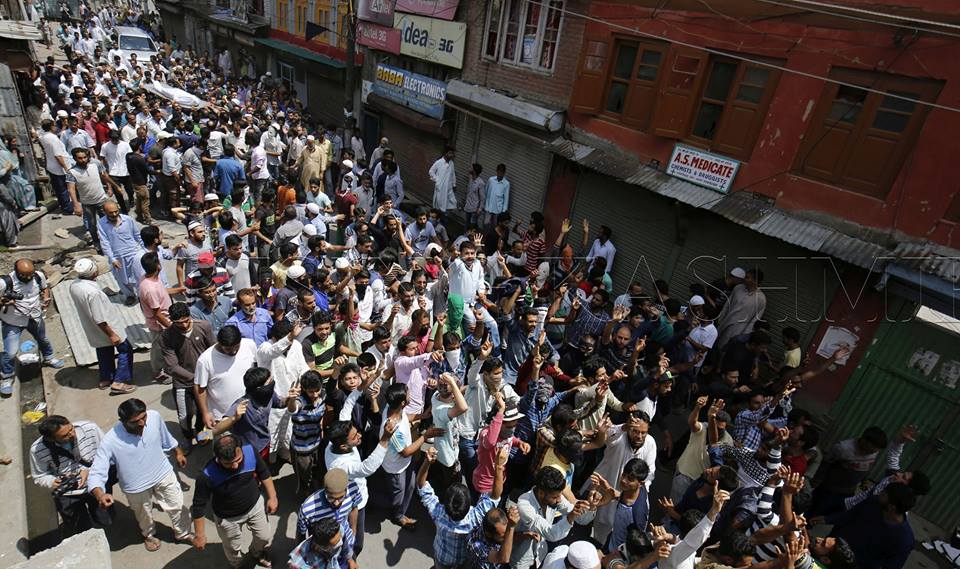 مقبوضہ کشمیر میں بھارتی جارحیت جاری، عوام شہری ہلاکتوں کیخلاف سڑکوں پر