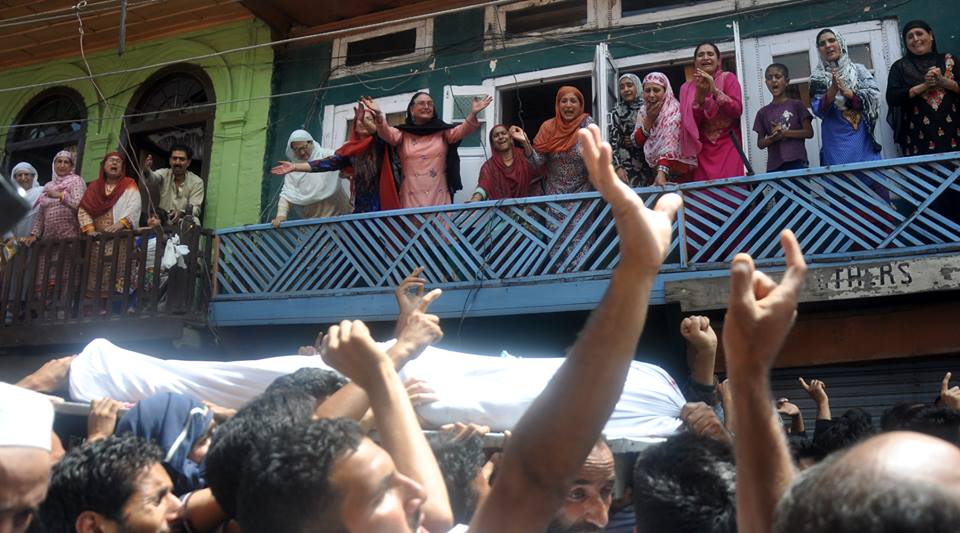 مقبوضہ کشمیر میں بھارتی جارحیت جاری، عوام شہری ہلاکتوں کیخلاف سڑکوں پر