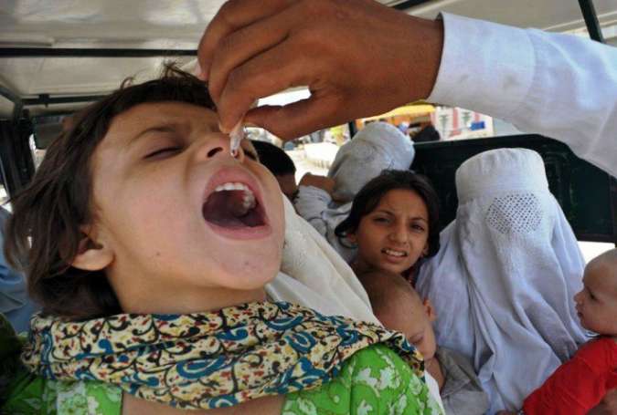 پشاور، بچوں کو پولیو قطرے پلانے سے انکار پر 2 افراد گرفتار