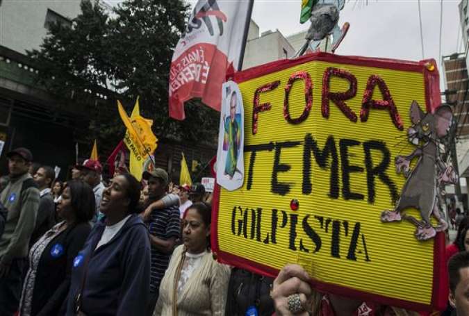 Unionists and members of social movements demonstrate in support of Brazil
