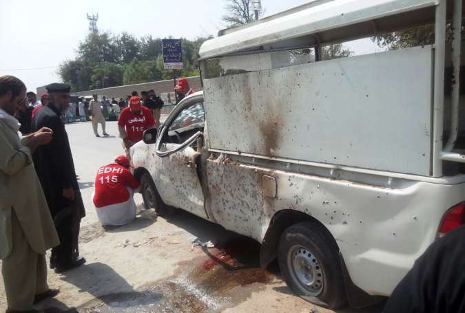 پشاور، پولیس وین کے قریب بم دھماکہ، 5 اہلکاروں سمیت 8 افراد زخمی
