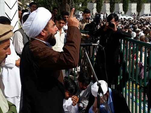 پارچنار، مرکزی عیدگاہ میں مولانا فداحسین مظاہری کی اقتدا میں نماز عید ادا کرتے ہوئے