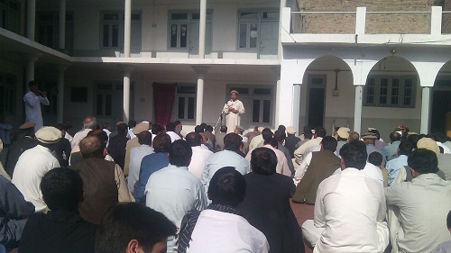 پاراچنار، مدرسہ خامنہ ای میں مولانا سید محمد جعفر کی اقتدا میں نماز عید ادا کرتے ہوئے