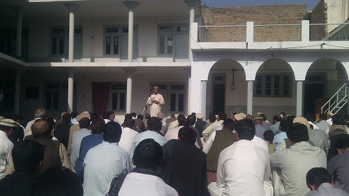 پاراچنار، مدرسہ خامنہ ای میں مولانا سید محمد جعفر کی اقتدا میں نماز عید ادا کرتے ہوئے