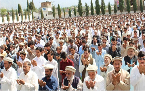 پارچنار، مرکزی عیدگاہ میں مولانا فداحسین مظاہری کی اقتدا میں نماز عید ادا کرتے ہوئے