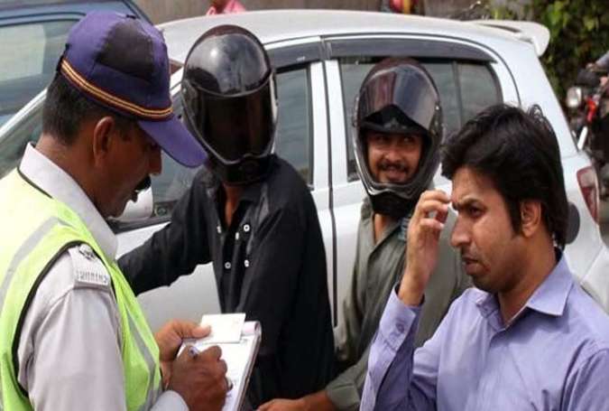 کراچی کی شارع فیصل پر بغیر ہیلمٹ موٹر سائیکل سفر پر پابندی