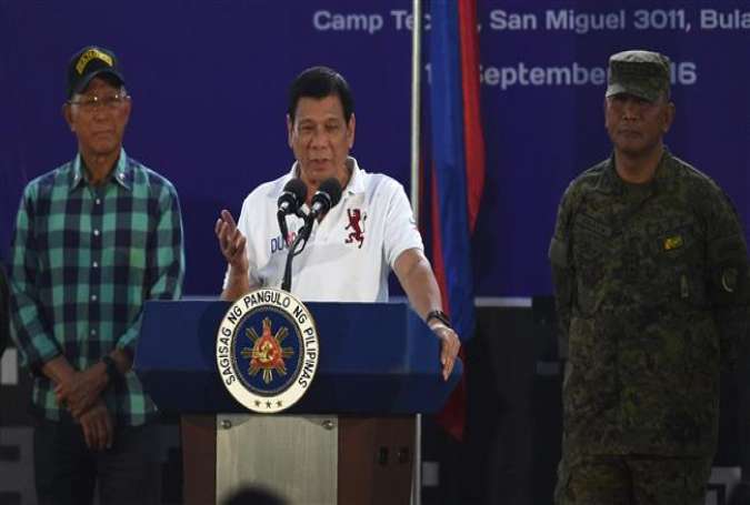 Philippine President Rodrigo Duterte (C) delivers a speech before members of the Scout Rangers regiment at a military training camp in the town of San Miguel, Bulacan Province, north of Manila, September 15, 2016.