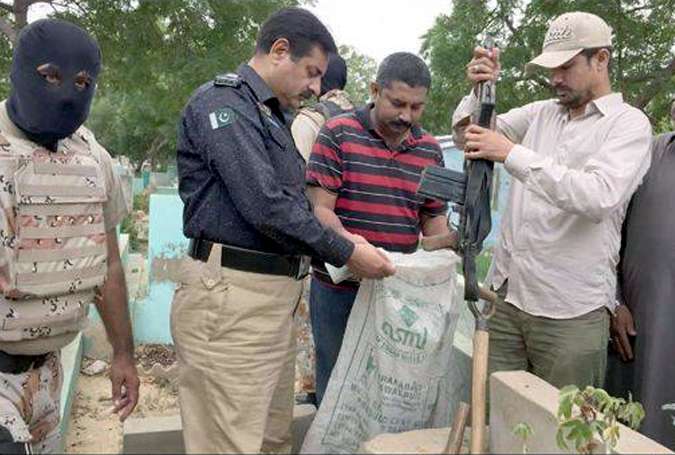 کراچی، کالعدم تنظیم کے دہشتگرد کی نشاندہی پر قبرستان سے اسلحے کی بھاری کھیپ برآمد