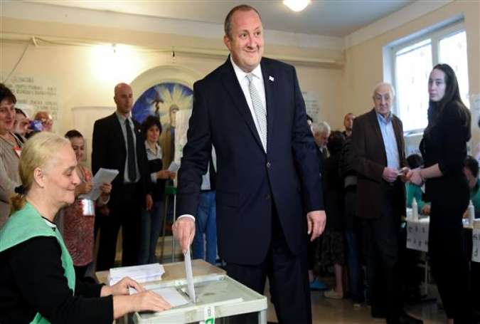Georgian Prime Minister Giorgi Kvirikashvili votes for the parliamentary elections at a polling station in Tbilisi on October 8, 2016.