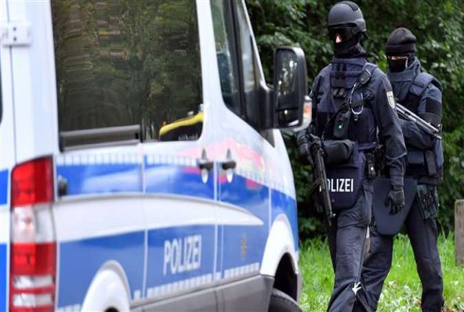 Policemen of a special unit are pictured at the Yorckgebiet district of Chemnitz, eastern Germany, where German police commandos hunting a fugitive Syrian bomb plot suspect raided a flat on October 9, 2016.