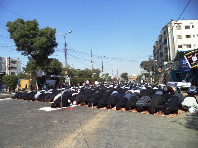 کراچی، 9 محرم کے مرکزی جلوس کے دوران آئی ایس او کے زیر اہتمام ایم اے جناح روڈ پر باجماعت نماز ظہرین