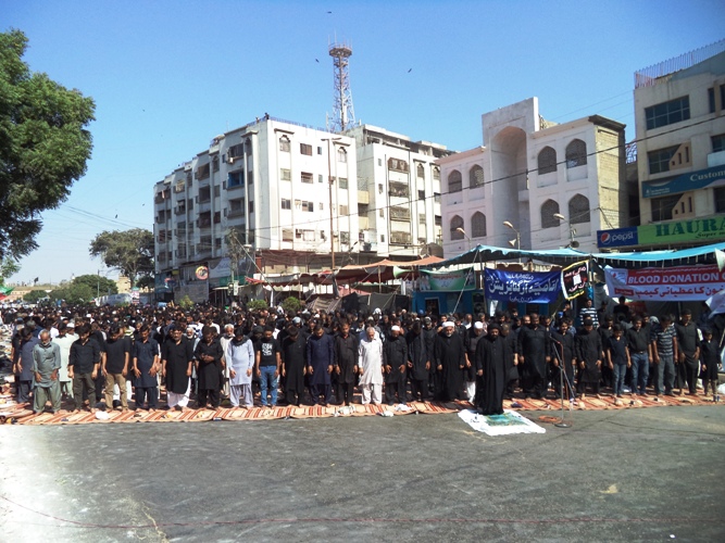کراچی، 9 محرم کے مرکزی جلوس کے دوران آئی ایس او کے زیر اہتمام ایم اے جناح روڈ پر باجماعت نماز ظہرین