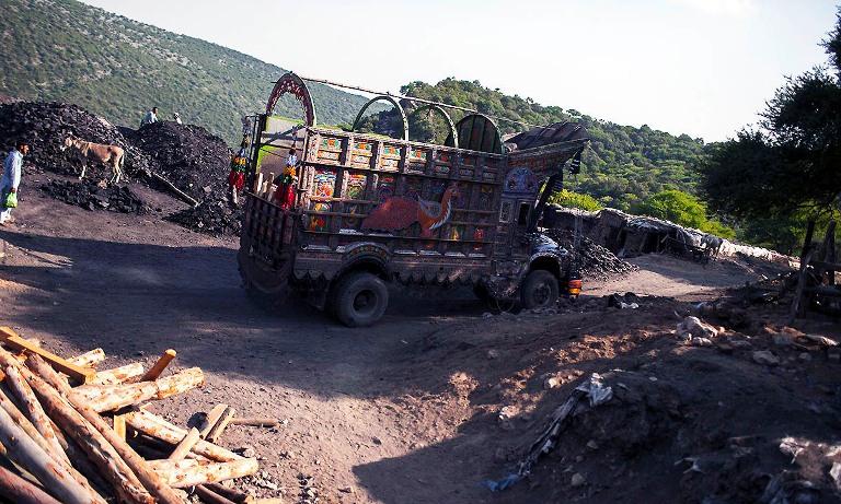 ٹرک کے ذریعے کوئلہ مختلف علاقوں میں بھیجا جاتا ہے