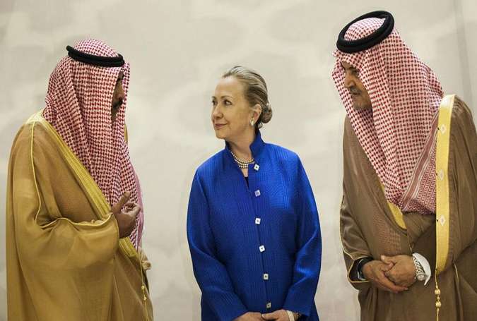 Hilary Clinton Surrounded by Saudi Officials