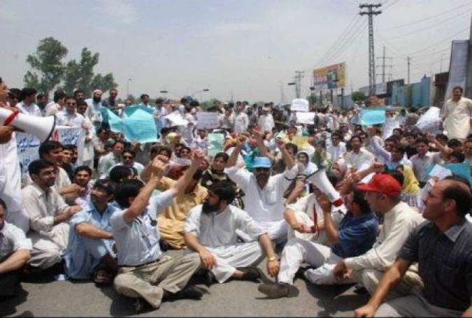 لاہور، ینگ ڈاکٹرز کا احتجاج 14 ویں روز بھی جاری، وزیراعلٰی ہاؤس کے سامنے دھرنے کا دوسرا روز