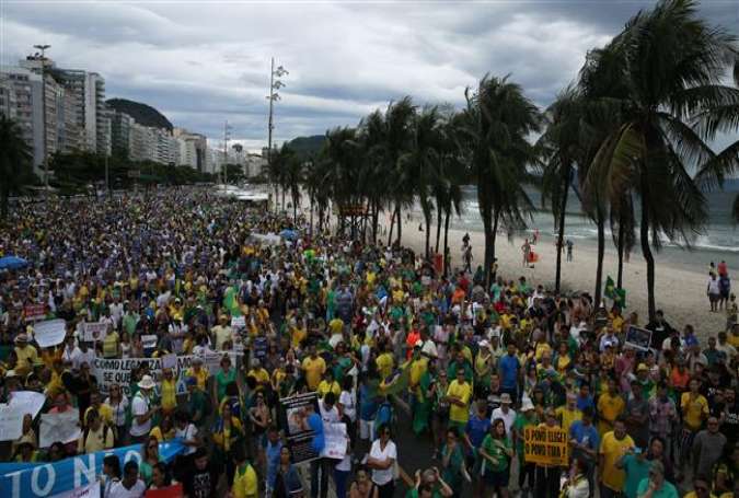 Brazilians protest against Congress vote on anti-graft probe