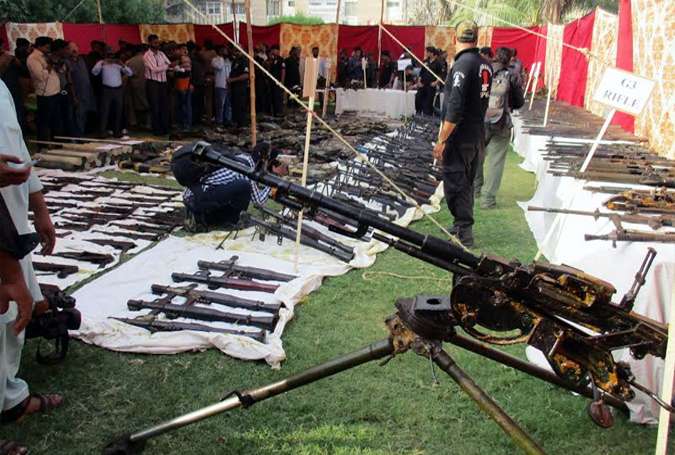 کراچی، متحدہ کارکن کی نشاندہی پر بند مکان سے بڑی تعداد میں مدفون اسلحہ برآمد