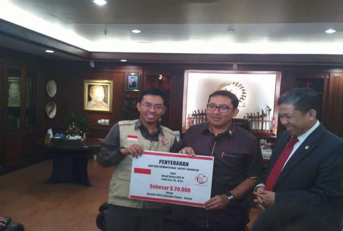 Wakil Ketua DPR RI, Fadli Zon, pada Mei 2015 pernah menyerahkan bantuan sebesar 20.000 USD kepada FIPS dan diterima oleh Angga Dimas dari HASI (Hilal Ahmar Society Indonesia). (Liputan Islam)