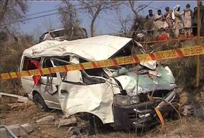 پشاور، تیز رفتار وین الٹنے سے 4 افراد جاں بحق، 10 شدید زخمی