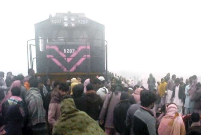 لودھراں کے قریب 2 رکشے ٹرین کی زد میں آگئے، 7 بچوں سمیت 8 افراد جاں بحق