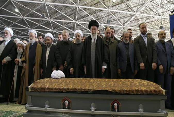 Imam Ayatullah Sayyid Ali Khamenei, mengimami salat jenazah Ayatullah Hashimi Rafsanjani.jpg