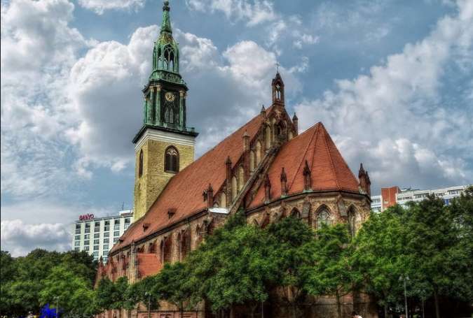 بررسی مواجهۀ بین کلیساهای پروتستان آلمان و رژیم نازی