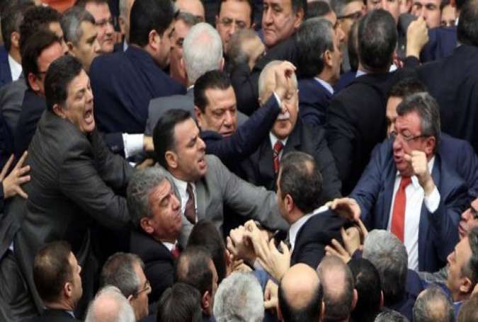اندلاع شجار عنيف في البرلمان التركي