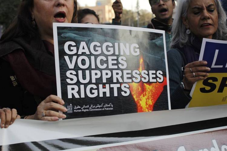 سماجی رہنما ثمر عباس کی رہائی کیلئے کراچی پریس کلب کے باہر احتجاج