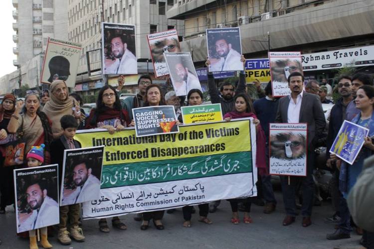 سماجی رہنما ثمر عباس کی رہائی کیلئے کراچی پریس کلب کے باہر احتجاج
