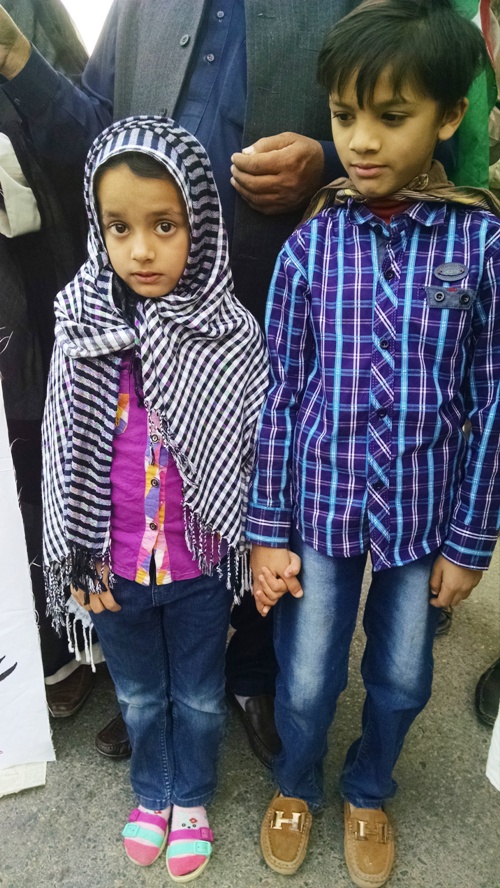 احتجاجی مظاہرے میں شریک معصوم بچے