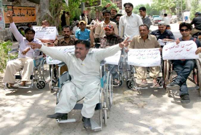 پشاور، معذور افراد کا حکومت کیخلاف مظاہرہ، گورنر ہائوس تک مارچ
