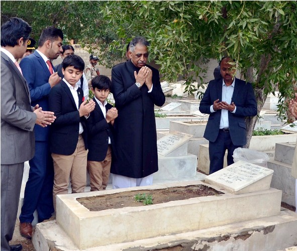 گورنر سندھ محمد زبیر کی تقریب حلف برداری کے بعد اپنے والدین کی قبر پر فاتحہ خوانی