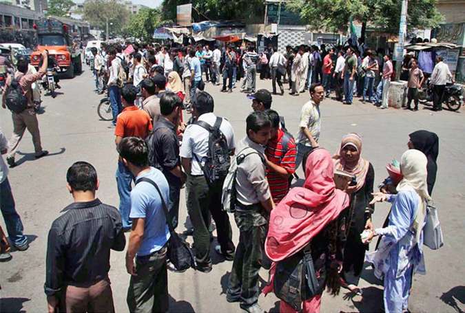 کراچی میں یونیورسٹی روڈ پر جامعہ اردو کے طلباء کا شدید احتجاج