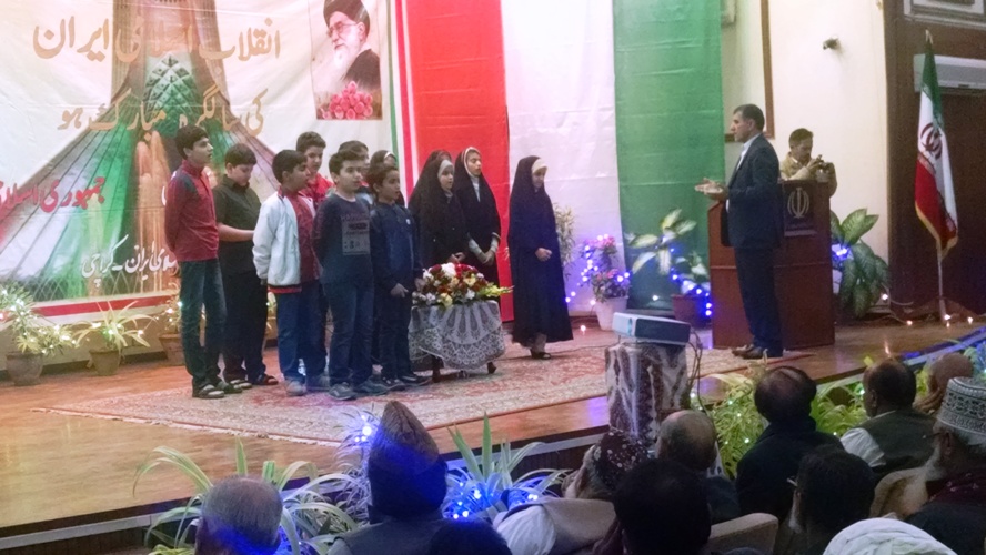 ایرانی اسکول کے ظلباء و طالبات انقلابِ اسلامی کی مناسبت سے خصوصی ٹیبلو پیش کرتے ہوئے
