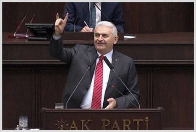 جنجال بر سر نشان دادن علامت «گرگ‌های خاکستری» توسط نخست‌وزیر ترکیه