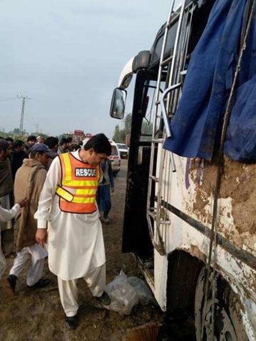 ڈی آئی خان میں چھوٹی درابن کے مقام پر کراچی سے پشاور آنے والی بس الٹ گئی
