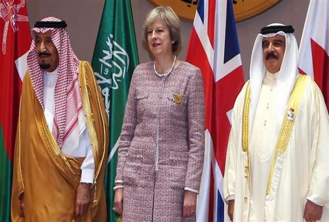 Saudi King Salman (L), British Prime Minister Theresa May (C) and Bahraini King Hamad bin Isa bin Salman Al Khalifah pose for a picture during a Persian Gulf Cooperation Council (GCC) summit on December 7, 2016, in the Bahraini capital Manama.