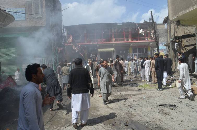 پاراچنار نور مارکیٹ میں امام بارگاہ کے باہر ہونیوالا بم دھماکہ