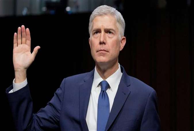Neil Gorsuch raises his hand during the Senate Judiciary Committee confirmation hearing, March 30, 2017. (Photo by AFP)