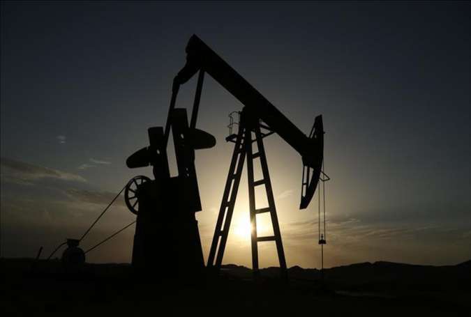 الإمارات تتوقع مناقشة تمديد خفض إنتاج النفط في مايو