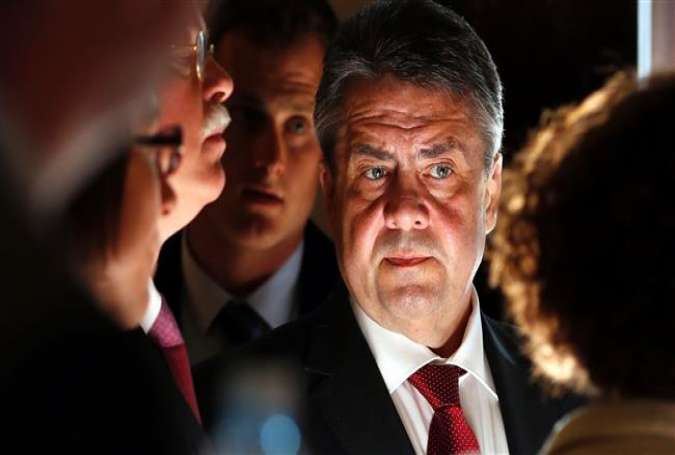 German Foreign Minister Sigmar Gabriel (C) speaks with his staff before giving a press conference at a hotel in Jerusalem al-Quds, April 25, 2017. (Photo by AFP)