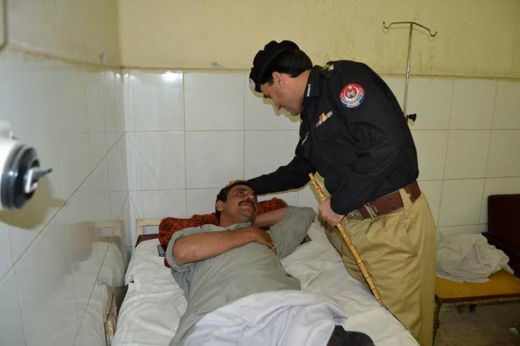 ڈی آئی خان، ملانہ کے قریب مبینہ پولیس مقابلہ، زخمیوں کی عیادت