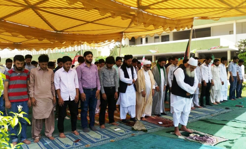یوم مصطفیٰ (ص) کے موقع پر شیعہ سنی علمائے کرام اور طلباء علامہ انتظار الحق تھانوی کی اقتداء میں باجماعت نماز ادا کر رہے ہیں