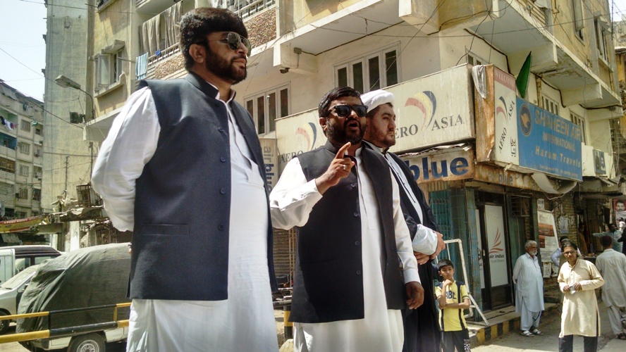 کراچی، احتجاجی مظاہرے سے ایم ڈبلیو ایم کے ڈویژنل رہنماء علامہ مبشر حسن خطاب کر رہے ہیں