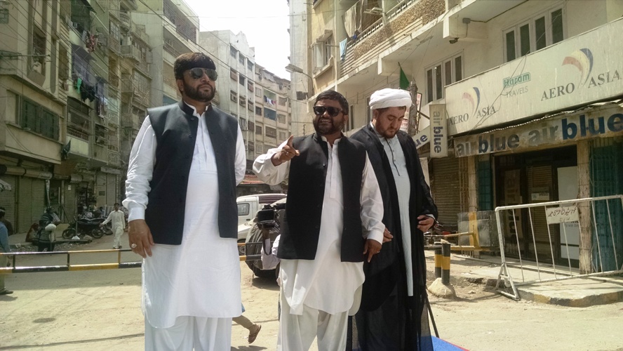 کراچی، احتجاجی مظاہرے سے ایم ڈبلیو ایم کے ڈویژنل رہنماء علامہ مبشر حسن خطاب کر رہے ہیں