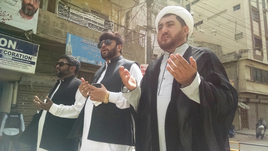 کراچی، احتجاجی مظاہرے کے اختتام پر ایم ڈبلیو ایم کے ڈویژنل رہنماء علامہ احسان دانش دعا کرا رہے ہیں